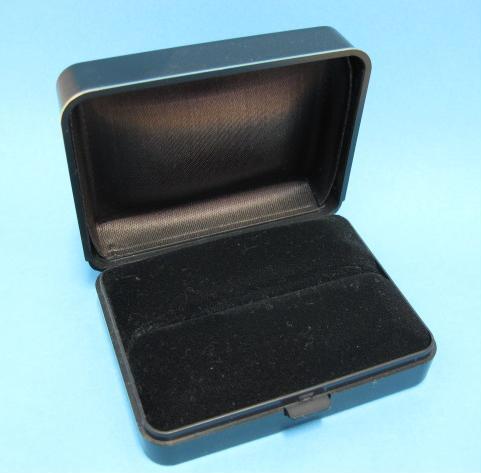 Etui mit feinem Verschluss und pr�ziser Scharnierung